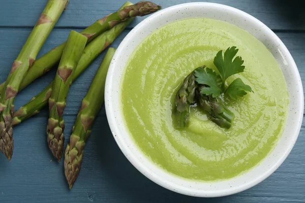 Deliziosa Zuppa Asparagi Servita Tavolo Legno Blu Posa Piatta — Foto Stock