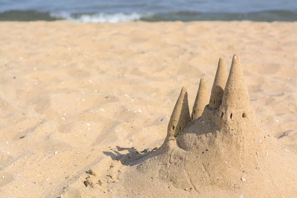 Plaża Piaskowym Zamkiem Pobliżu Morza Słoneczny Dzień Miejsce Tekst — Zdjęcie stockowe