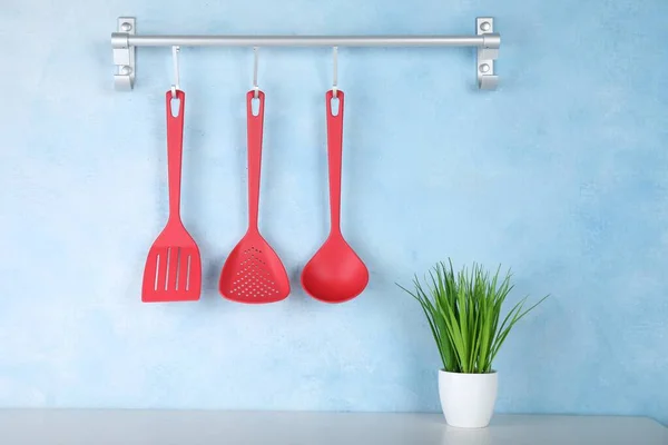 Regal Mit Küchenutensilien Hängt Hellblauer Wand — Stockfoto