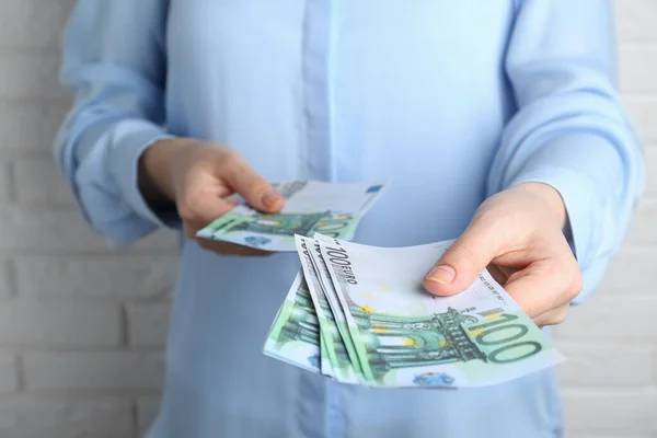 Γυναίκα Που Κρατά Χαρτονομίσματα Των 100 Ευρώ Κοντά Στο Λευκό — Φωτογραφία Αρχείου