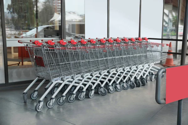 Row Empty Metal Shopping Carts Supermarket Outdoors — 스톡 사진