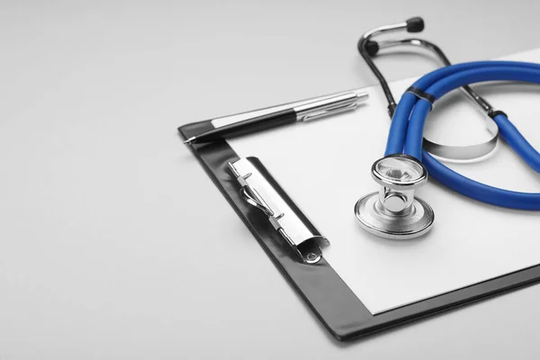 Stethoscope Clipboard White Background Closeup Space Text — Stockfoto