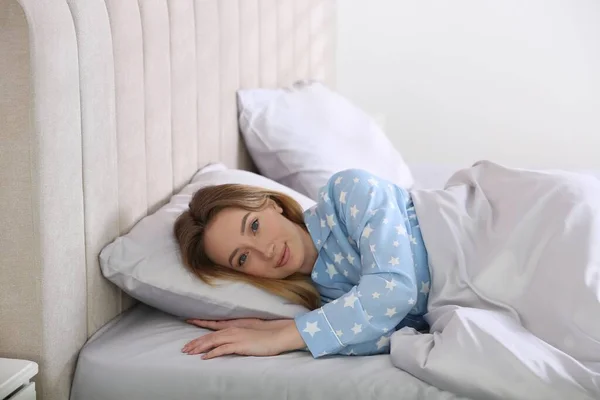 Ung Kvinna Liggande Bekväm Säng Med Silkeslena Sängkläder — Stockfoto