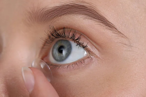 Jeune Femme Mettant Lentille Contact Dans Son Oeil Gros Plan — Photo