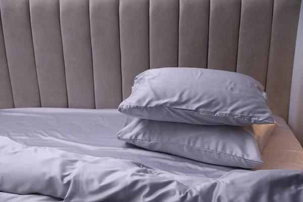 Уютная Кровать Мягкой Шелковистой Постельное Белье Светлой Комнате — стоковое фото
