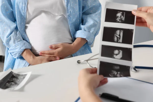 Έγκυος Γυναίκα Που Έχει Ραντεβού Γιατρό Στο Νοσοκομείο Κοντινό Πλάνο — Φωτογραφία Αρχείου