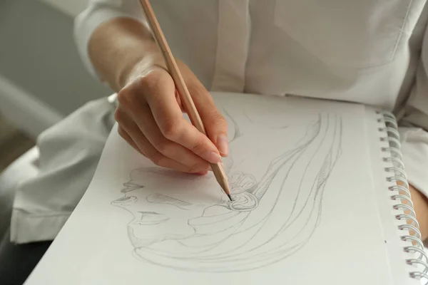 Retrato Mujer Dibujando Niña Con Lápiz Bloc Notas Primer Plano —  Fotos de Stock