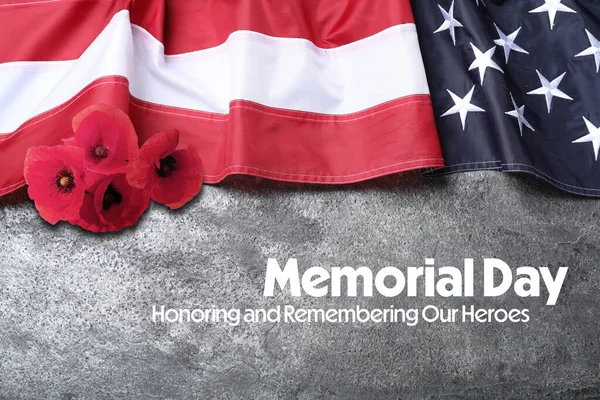 Memorial Day Honoring Remembering American Flag Red Poppy Flowers Grey — 스톡 사진