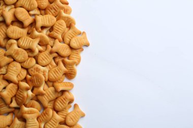 Beyaz arka planda lezzetli akvaryum balığı krakerleri.