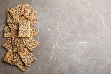 Gri masada bir sürü leziz kraker var. Metin için boşluk