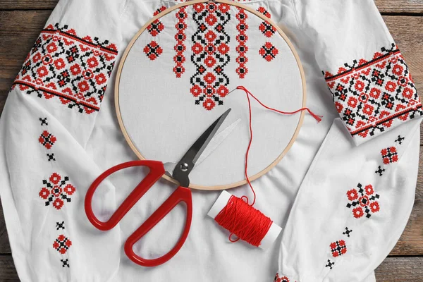 Shirt Red Embroidery Design Hoop Needle Scissors Thread Wooden Table — Foto Stock