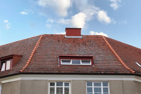 Schönes Haus Mit Rotem Dach Vor Blauem Himmel — Stockfoto