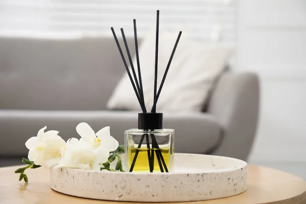 Reed Diffuser Freesia Wooden Table Living Room — Stockfoto
