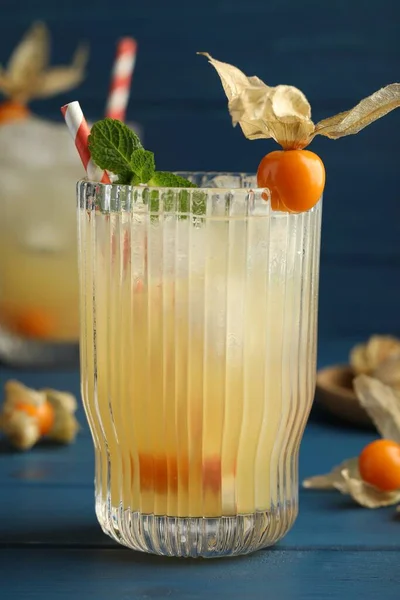 Erfrischender Cocktail Mit Physalis Früchten Auf Blauem Holztisch — Stockfoto