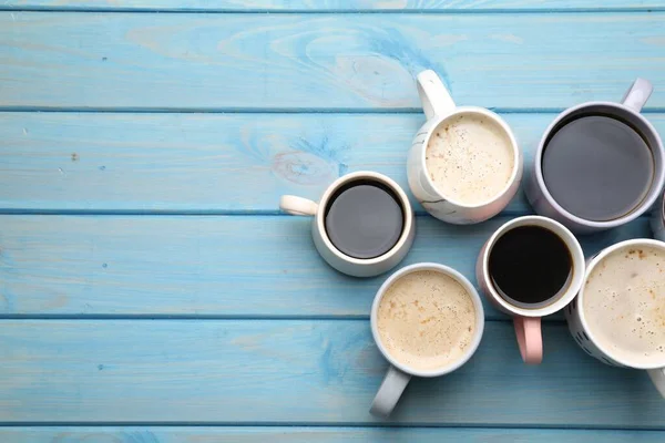 Muitas Xícaras Diferentes Bebidas Café Mesa Madeira Azul Claro Flat — Fotografia de Stock