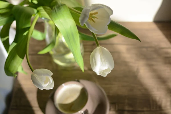 Beautiful White Tulip Bouquet Cup Coffee Indoors Focus Flowers — Fotografia de Stock