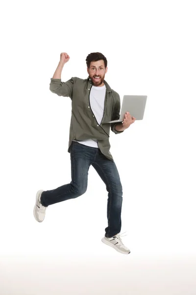 Счастливый Человек Ноутбука Прыгать Белом Фоне — стоковое фото