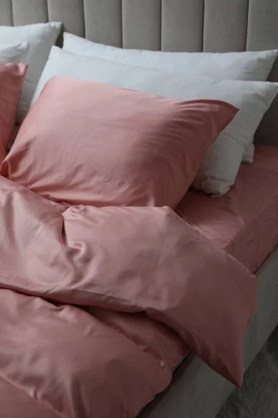 Кровать Красивым Розовым Шелковым Бельем Помещении — стоковое фото