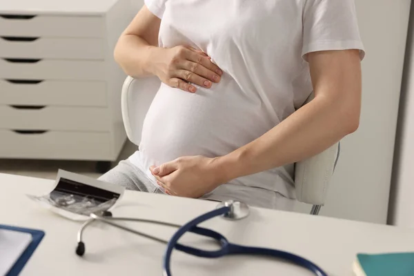 Pregnant Woman Hospital Closeup View Expecting Baby — Stok fotoğraf