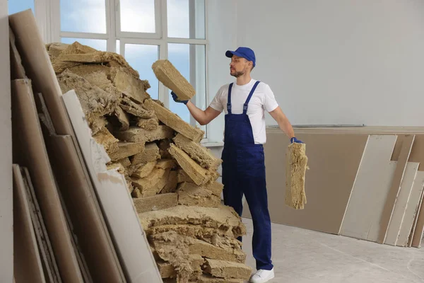 Construction Worker Used Glass Wool Room Prepared Renovation — Fotografia de Stock