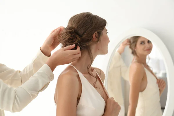 发型师为新娘在室内的婚礼做准备 — 图库照片