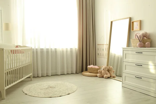 Όμορφο Εσωτερικό Παιδικό Δωμάτιο Λευκό Συρταριέρα — Φωτογραφία Αρχείου