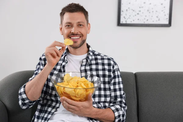 Handsome Man Eating Potato Chips Sofa Home — Stock Photo, Image