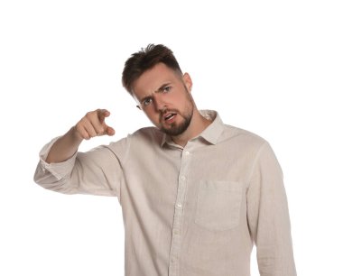 beyaz zemin üzerine kızgın adam portresi