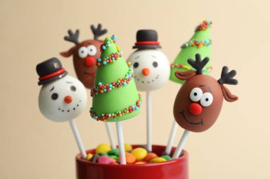 Bej arka planda lezzetli Noel temalı pastalar, yakın plan.