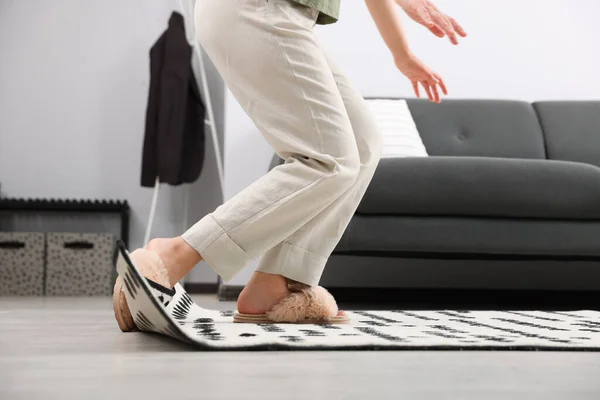 Mulher Tropeçando Sobre Tapete Casa Close — Fotografia de Stock