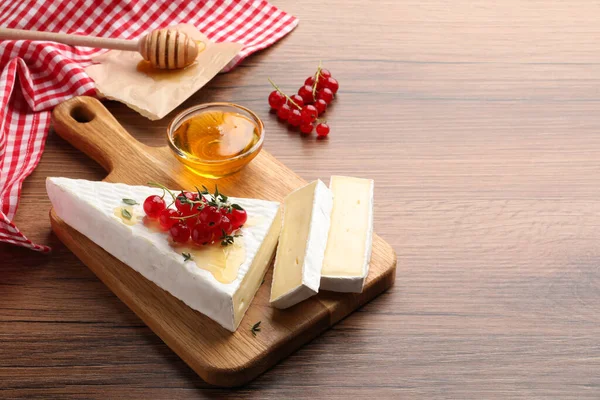 Brie Cheese Served Red Currants Honey Wooden Table Space Text — Fotografia de Stock