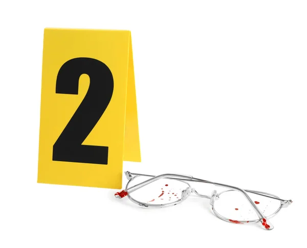 Ματωμένα Γυαλιά Και Δείκτης Σκηνής Εγκλήματος Νούμερο Δύο Απομονωμένο Στο — Φωτογραφία Αρχείου