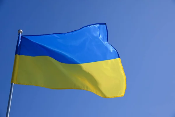 Národní Vlajka Ukrajiny Vlající Slunečného Dne Venku — Stock fotografie