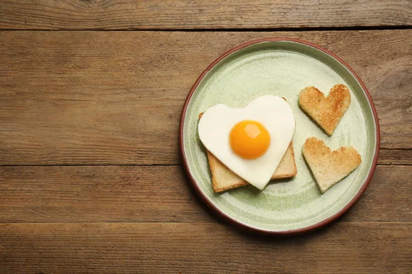 Plate Heart Shaped Fried Egg Toasts Wooden Table Top View — Foto de Stock