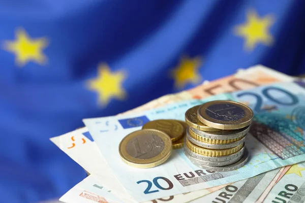 Mince Bankovky Proti Vlajky Evropské Unie Detailní Záběr Mezera Pro — Stock fotografie
