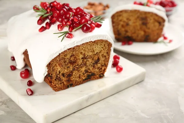 Traditionell Klassisk Julkaka Dekorerad Med Tranbär Granatäpple Frön Och Rosmarin — Stockfoto