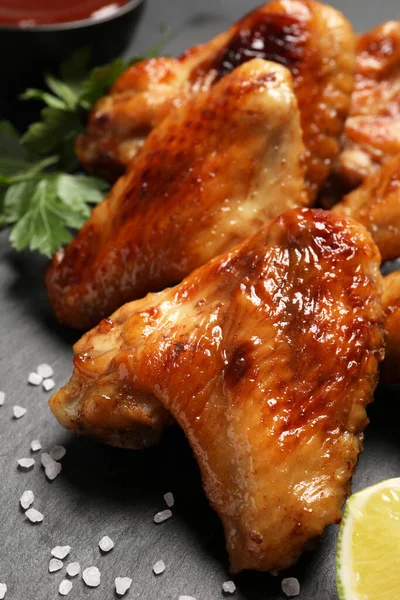 Delicious Fried Chicken Wings Lime Black Table Closeup — Stock Fotó