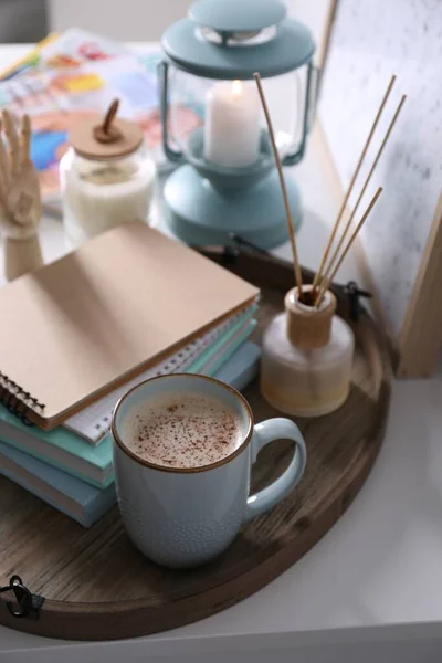 Holztablett Mit Büchern Schilfrohr Und Tasse Kaffee Auf Weißem Tisch — Stockfoto