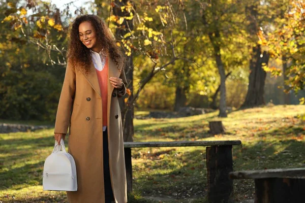 Portrait Beautiful African American Woman Stylish White Backpack Autumn Park — Stockfoto