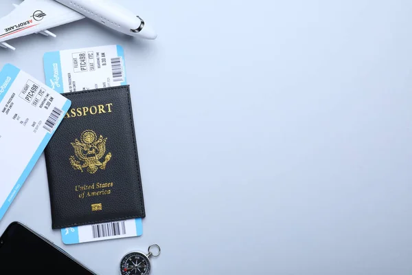 Επίπεδη Σύνθεση Εισιτήρια Και Διαβατήριο Λευκό Φόντο Χώρος Για Κείμενο — Φωτογραφία Αρχείου