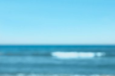 Güneşli bir günde güzel denizin ve mavi gökyüzünün bulanık görüntüsü