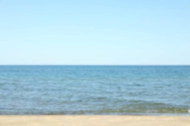 Deniz kenarındaki kumlu sahilin bulanık görüntüsü