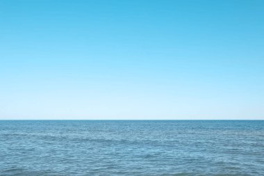 Güneşli bir günde güzel deniz manzarası