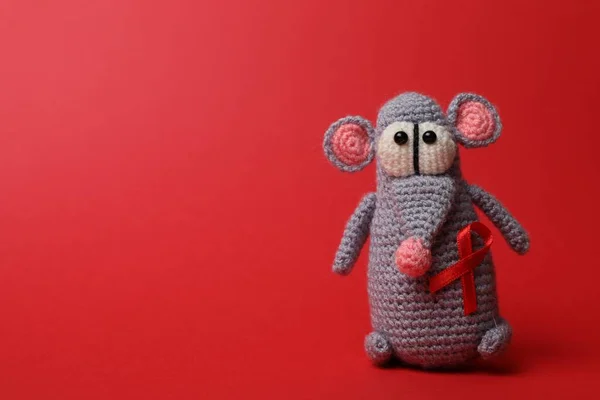 可爱的针织玩具鼠标 带红色背景 文字空间 对艾滋病的认识 — 图库照片