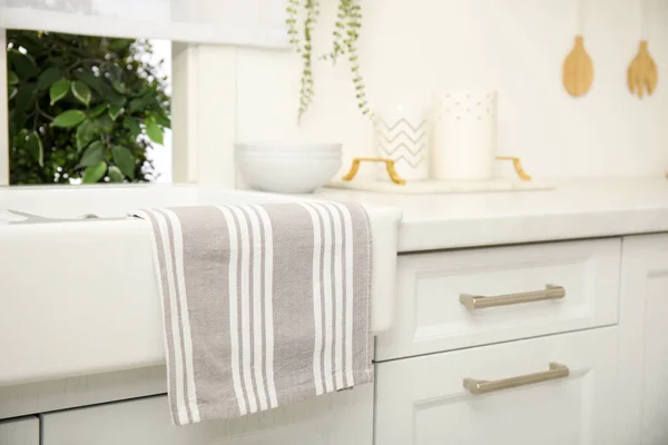 Clean Towel Hanging White Sink Kitchen — 图库照片