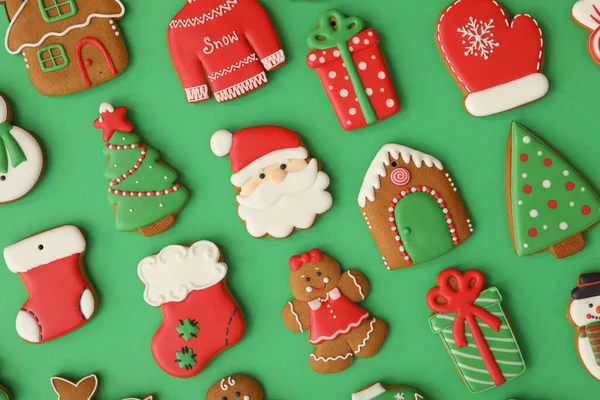 Diferentes Biscoitos Gengibre Natal Fundo Verde Flat Lay — Fotografia de Stock