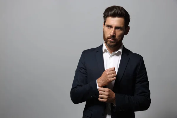 Portrait Handsome Bearded Man Suit Looking Away Light Grey Background — Stock fotografie