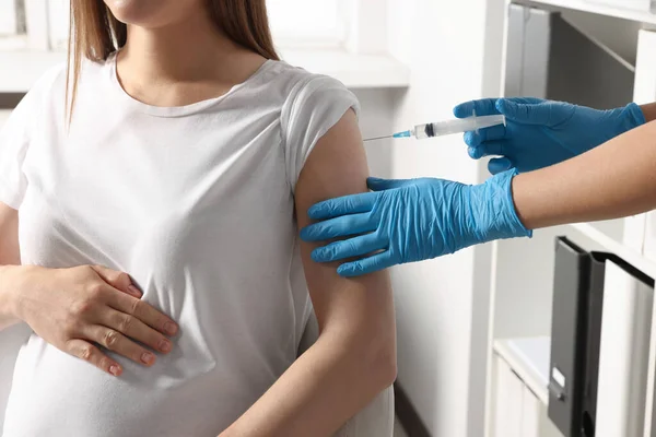 Doctor Giving Injection Pregnant Woman Hospital Closeup — Foto Stock