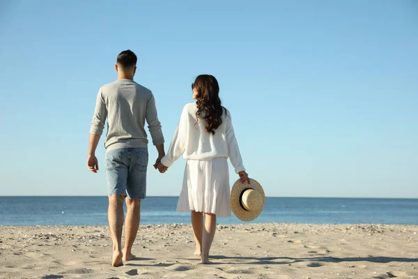 Jonge Paar Lopen Het Strand Buurt Van Zee Achteraanzicht Huwelijksreis — Stockfoto