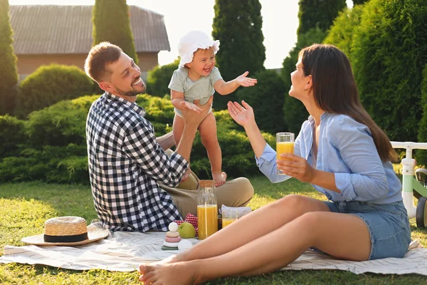 Happy Family Having Picnic Garden Sunny Day — Fotografie, imagine de stoc